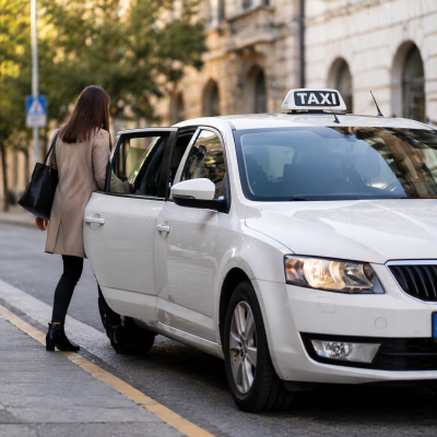 Servizio taxi Persona che sale su un taxi
