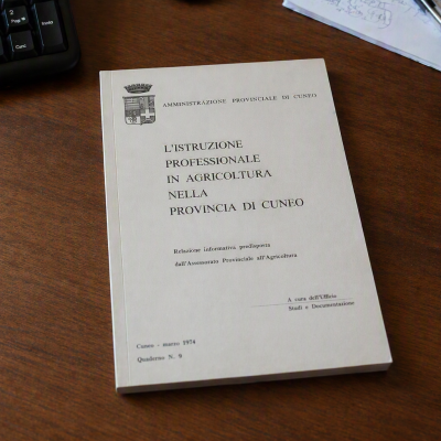 L'immagine generata tramite AI rappresenta una scrivania con uno dei quaderni