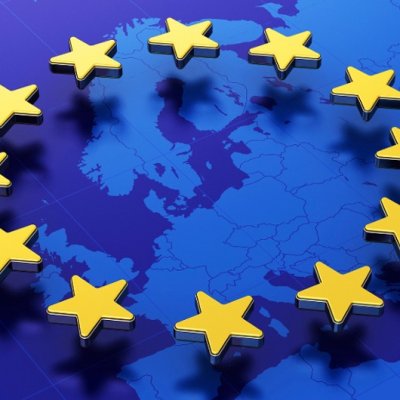 L'immagine rappresenta il territorio dell'Unione Europea e la sua bandiera (blu con le stelle gialle) Unione e Comunità Europea
