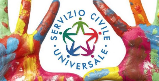 Due mani aperte dipinte con colori vivaci incorniciano il logo del Servizio Civile Universale Due mani aperte dipinte con colori vivaci incorniciano il logo del Servizio Civile Universale